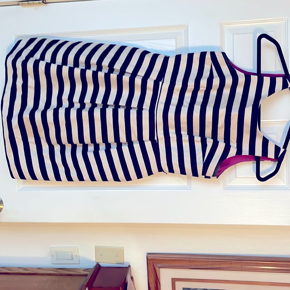 White House Black Market Fun Tulip Dress with Pockets. US Size 8.